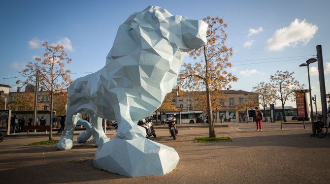 Oeuvre le lion de Xavier Veilhan place stalingrad à Bordeaux avec des passants derrière