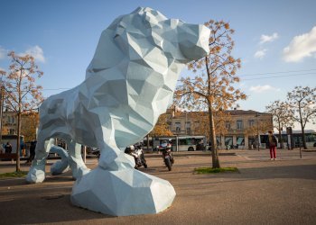 Oeuvre le lion de Xavier Veilhan place stalingrad à Bordeaux avec des passants derrière