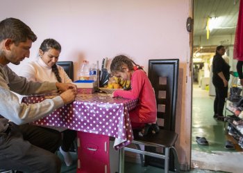 Famille dans un logement insalubre