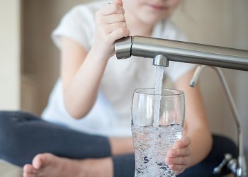 Enfants en train de se servir un verre d'eau du robinet