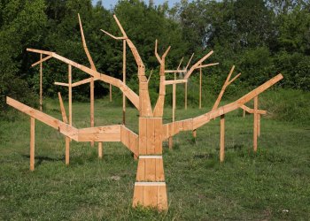 Oeuvre en bois formant une anamorphose du nom de habitats