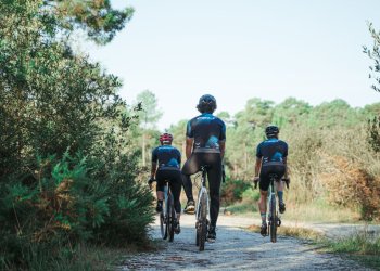 Cyclistes sur le Parcours Gravel