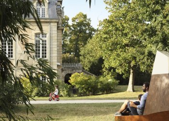 Une famille est installée dans un parc avec un château