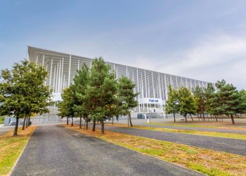 Stade MatMut Atlantique depuis l'espanade avec des arbres devant la façade.