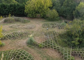 Vue de drone de l'oeuvre Passerelles de Julien Mouroux dans la forêt