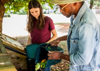 Homme et femme en train de composter des déchets