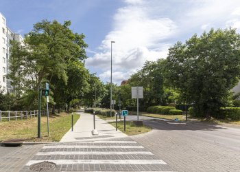 vue de l'entrée du quartier de Thouars avec un passage piéton et des arbres