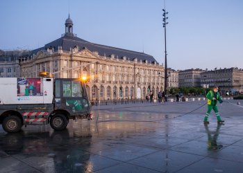 Nettoyage des Quais de Bordeaux au lever du jour