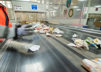 Tri des recyclages au centre de tri de Bordeaux Métropole Valorisation