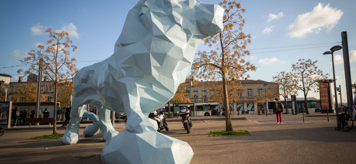 Oeuvre le lion de Xavier Veilhan place stalingrad à Bordeaux avec des passants derrière