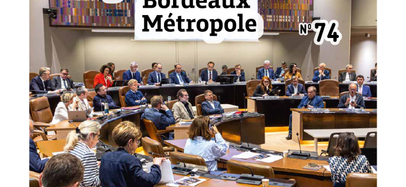 Couverture du Journal n°74 de Bordeaux Métropole - Photographie de la salle du Conseil avec les élus 