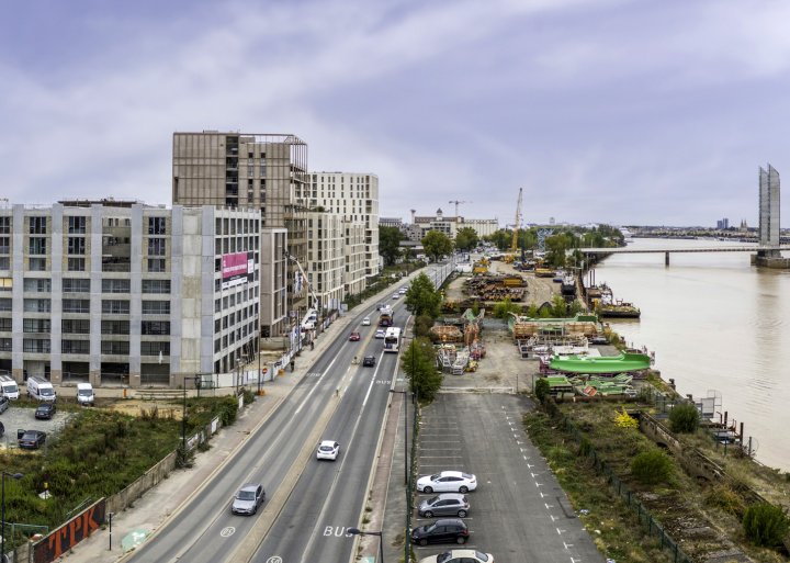 Vue partielle du quai Brazza avec la Garonne à droite et le pont Chaban-Delmas