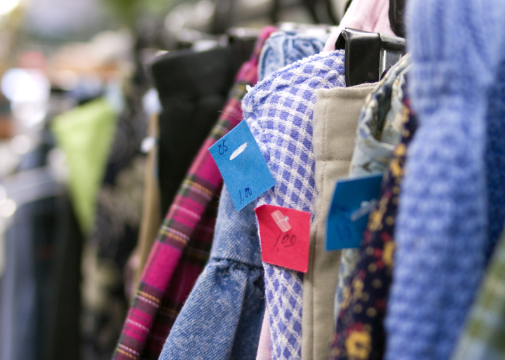 Vue d'un portant avec des vêtements de frip