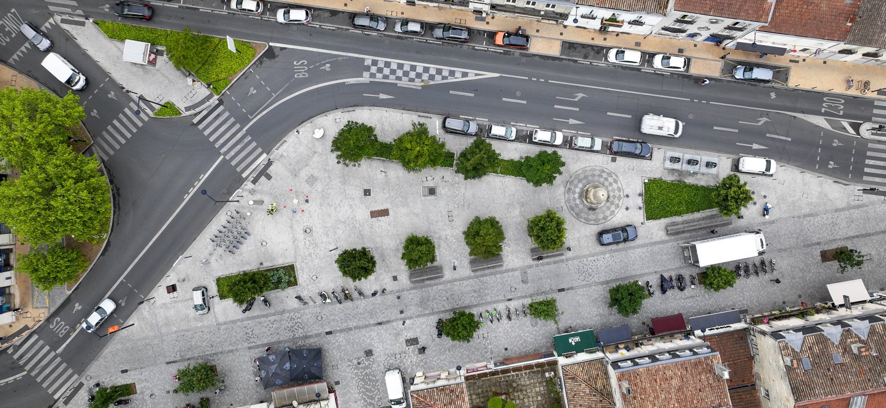 Vue aérienne des aménagements de voirie, place Nansouty à Bordeaux