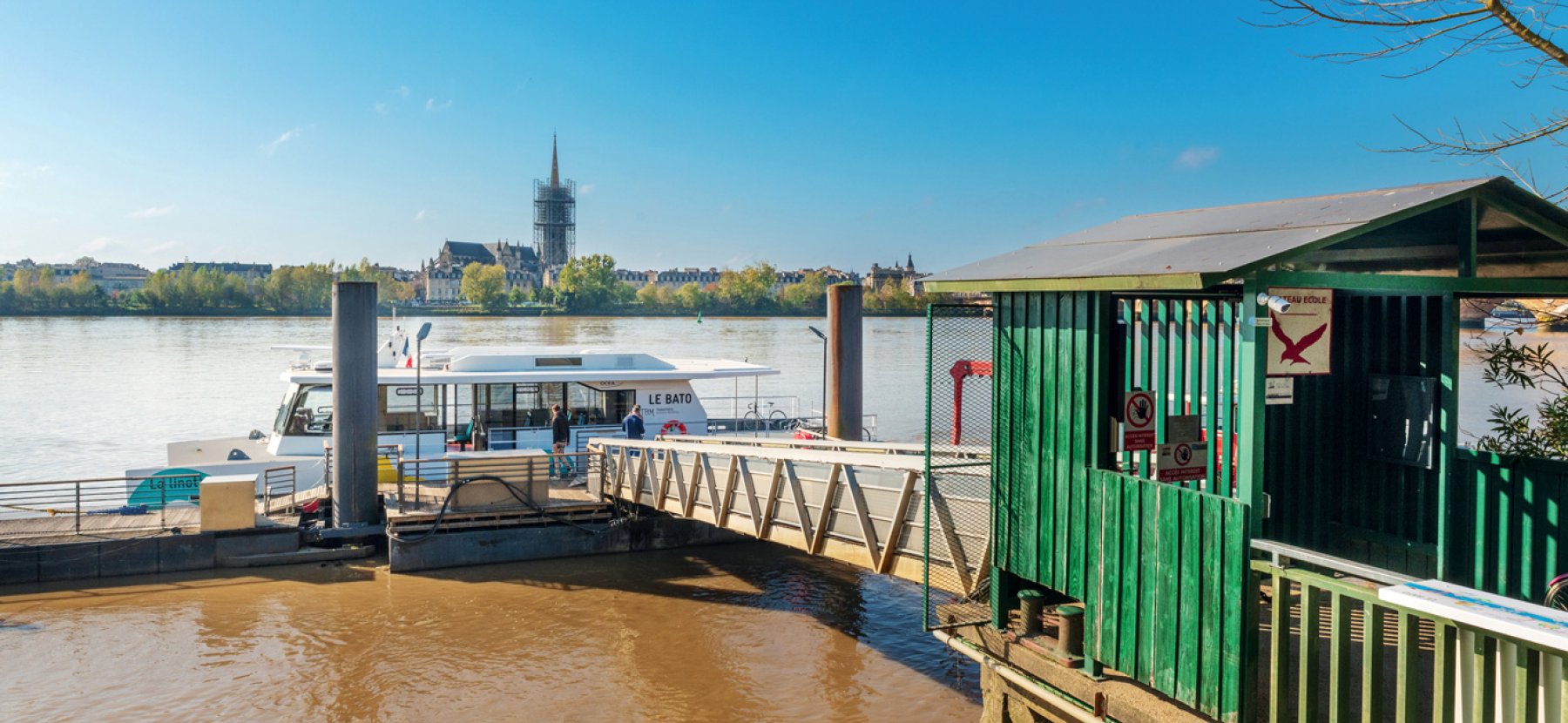 Ponton de la Benauge sur la rive droite de Bordeaux où accoste le Bato