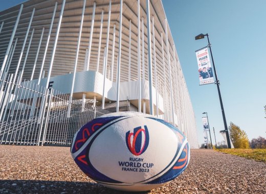Ballon de rugby de la coupe du monde 2023 devant le stade de Bordeaux