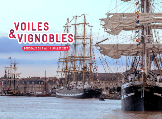 Photo des quais de Bordeaux avec 3 voiliers. Un en premier plan deux dans le fond des quais. Avec inscription voiles et vignobles
