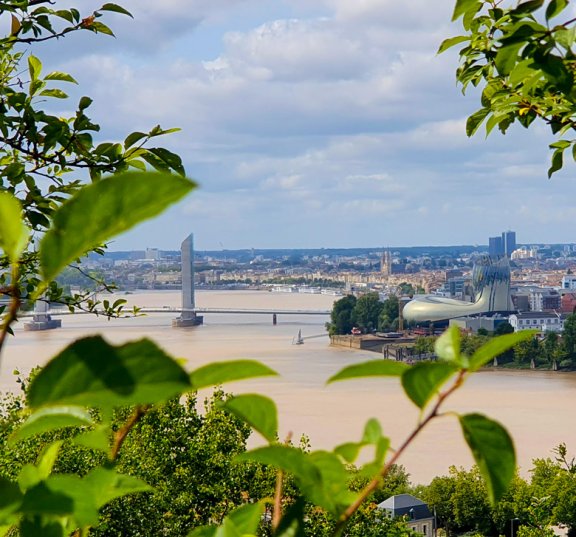 Vue de La Garonne depuis le parc de Lormont