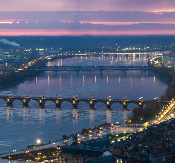 La Garonne, les ponts de Bordeaux à l'aube