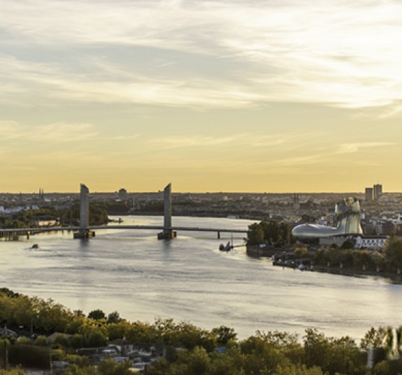 La Garonne, le pont Chaban-Delmas et la Cité du vin à Bordeaux (photo retouchée avec IA)