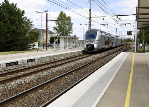 Arrivée d'une nouvelle rame de train en gare de Saint-Loubès