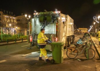 Eboueur qui ramasse une poubelle à Bordeaux