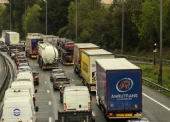 Circulation dense de camions et automobiles sur la rocade bordelaise