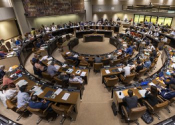 vue en hauteur de la salle du conseil de metropole avec les élus en débat