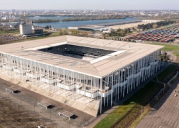 Vue de drone stade matmut atlantique où l'on voit ses piliers et son toits. avec le lac derrière