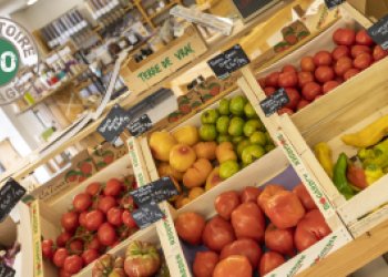 Étalages de légumes dans un commerce