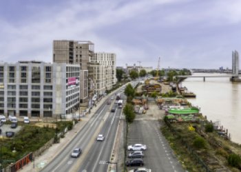 Vue partielle du quai Brazza avec la Garonne à droite et le pont Chaban-Delmas