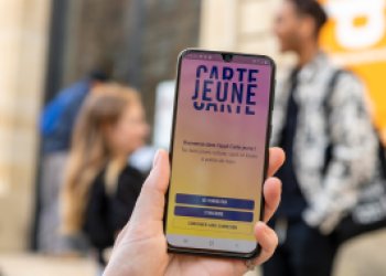 Photo d'un smartphone lançant l'appli carte jeune