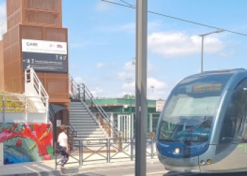 tramway arrivant à la gare sainte germaine au Bouscat
