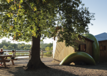 Deux enfants et leur grand mère pique nique au bord de la Garonne à Ambes. 