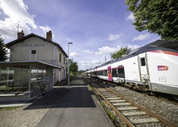 Gare Sncf d'Ambarès-et-Lagrave avec un train