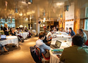 Alain Anziani, président de Bordeaux Métropole et la presse, réunis pour la conférence de rentrée