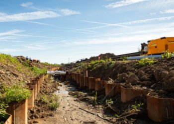 Vue d'une digue du réseau des jalles en cours de restauration 