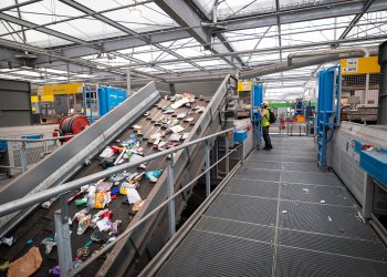 Tapis roulant avec les déchets dans l'usine de tri