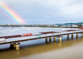 Vue du pont simone veil en travaux avec un arc en ciel