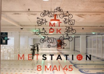 Visuel du logo de Metstation sur une porte vitrée à l'intérieur du Parking 8 Mai 1945