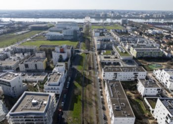 Vue du l'arena et du pont simone Veil depuis la rive droite. Vue de drone