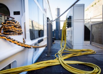 vue des supports électriques des bateaux sur les quais