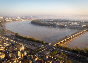 vue de la garonne et du pont de pierre depuis un drone