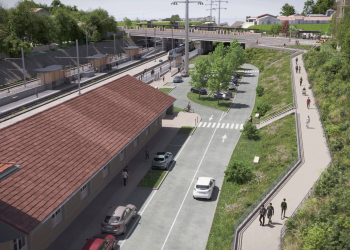 vue de synthèse de la future gare ferroviaire à Talence avec des piétons, un train qui passe et le tram.