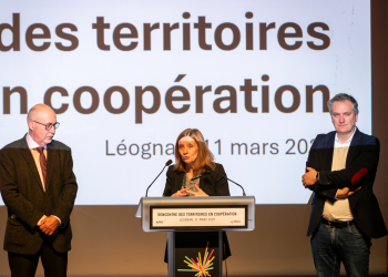 Christine Bost au pupitre présente le bilan des coopérations territoriales.