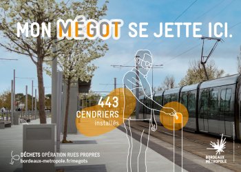 Photo d'un arrêt de tramway où la silouhette d'une personne jette sa cigarette dans le cendrier installé sur la station.