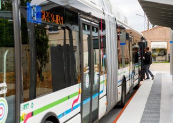 Bus arrivant à son arrêt