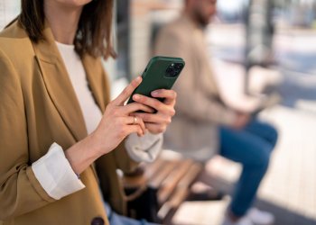 Femme tenant un téléphone dans ses mains