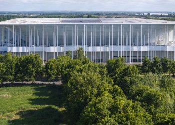 Stade Atlantique vue d'une façade avec des arbres en premier plan
