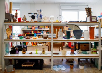 Etagere remplie de divers objets